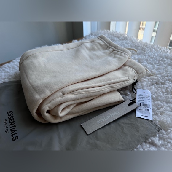 ☁️Authentic Fear of God Essentials Cream Hoodie - Picture 9 of 17